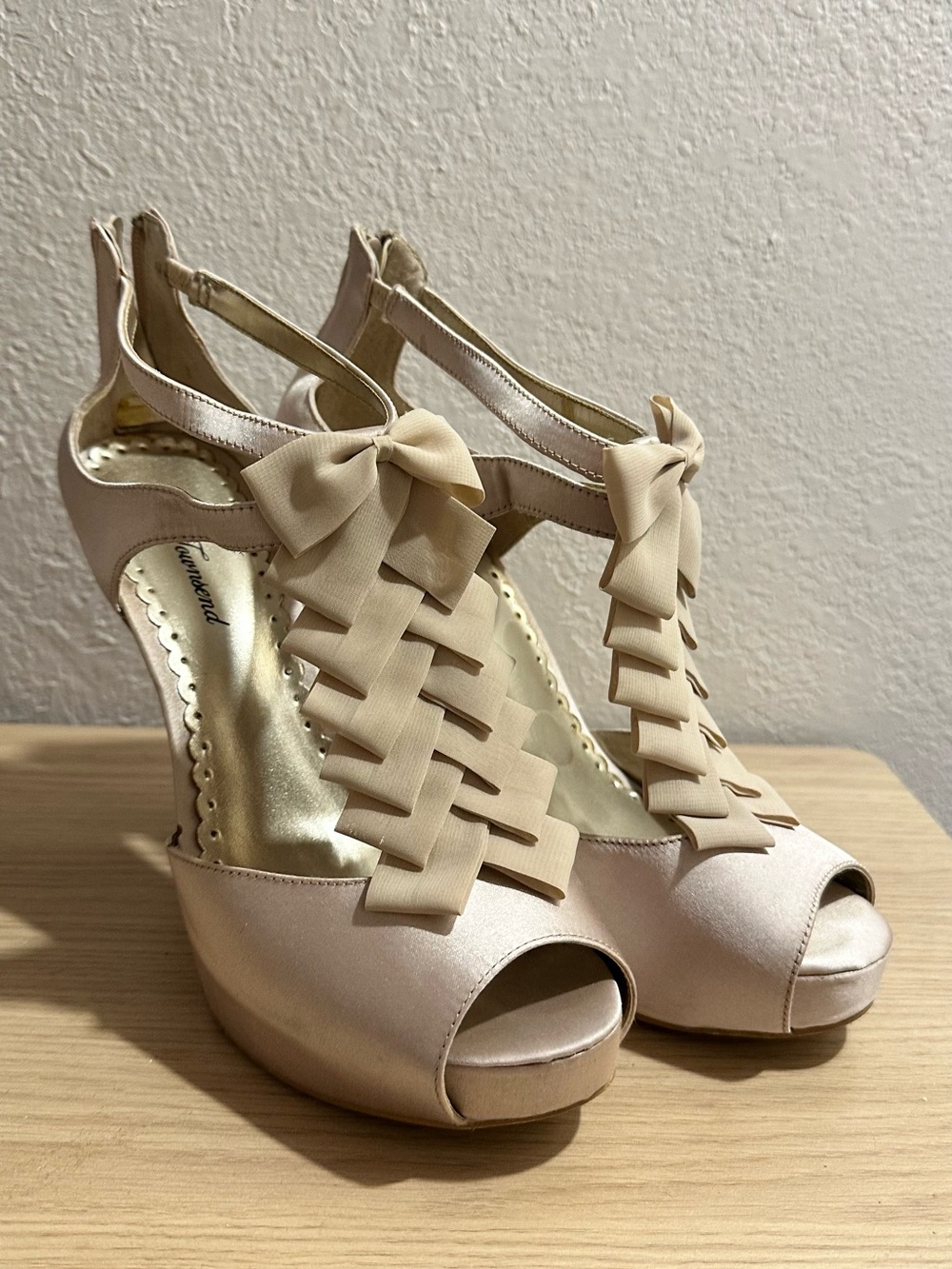 Lulu Townsend Cream Ribbon-Front Peep-Toe Heels